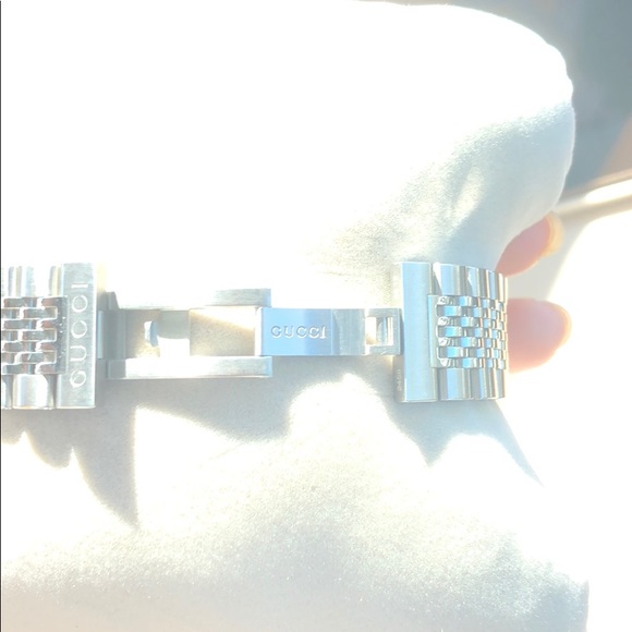 Lightly worn authentic Gucci watch with receipt. - Picture 4 of 7